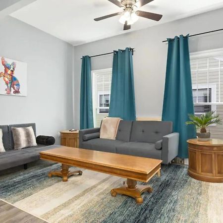 Recently Renovated Chic Durham Farmhouse 外观 照片