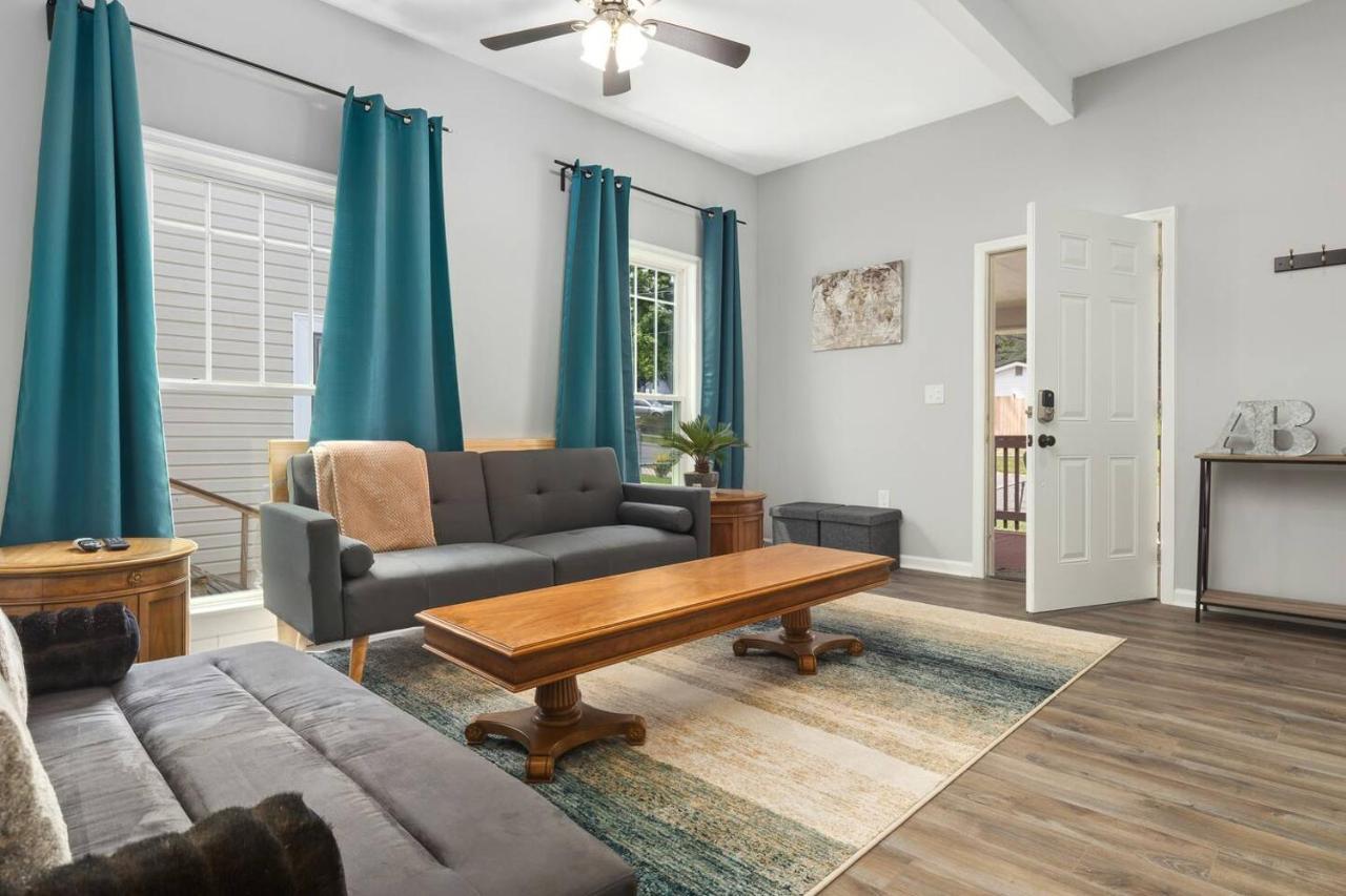 Recently Renovated Chic Durham Farmhouse 外观 照片